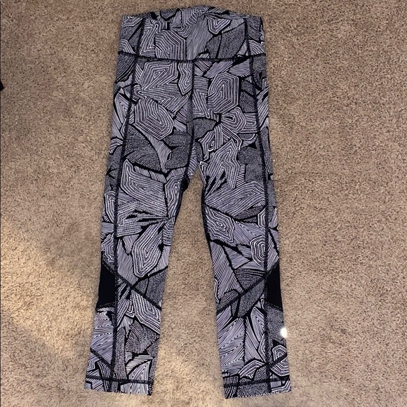 Lululemon Pace Rival Mid-Rise Crop 22” size 2 - Picture 2 of 2